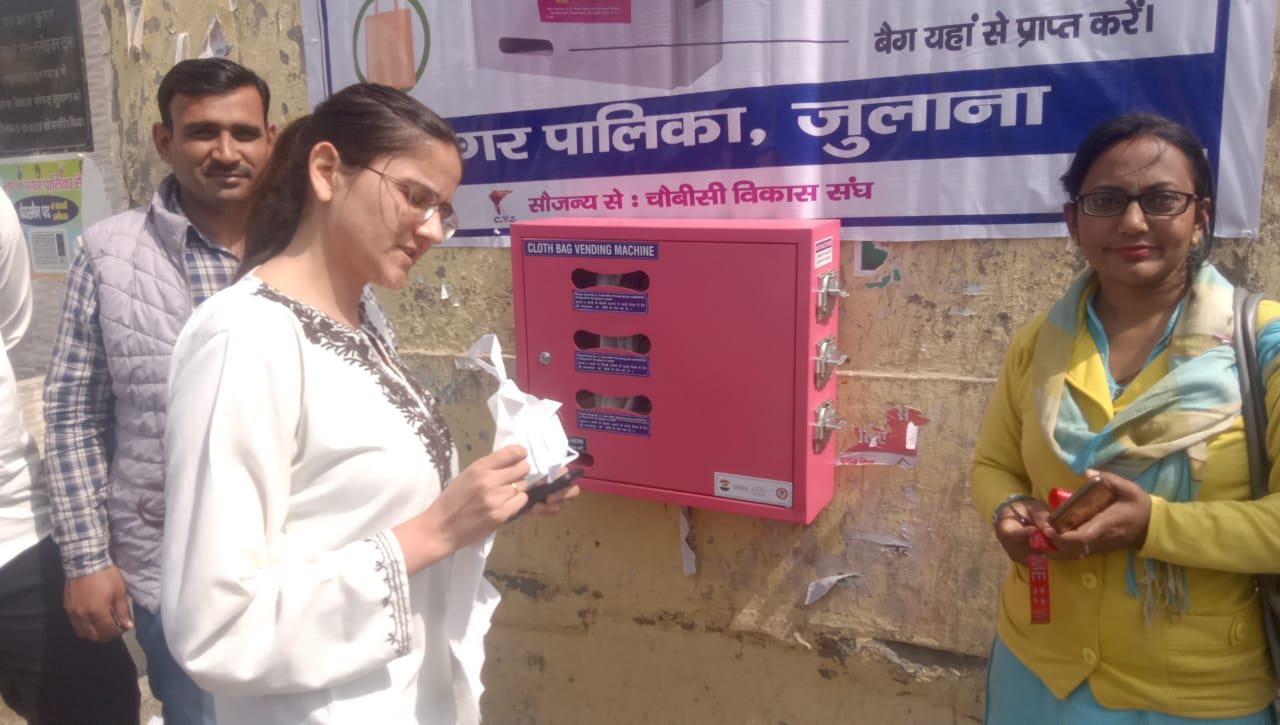 पुरानी अनाजमंडी में मशीन का प्रयोग करने के लिए जागरूक करती नपा सचिव पुजा साहू। पुरानी अनाजमंडी में मशीन का प्रयोग करने के लिए जागरूक करती नपा सचिव पुजा साहू।