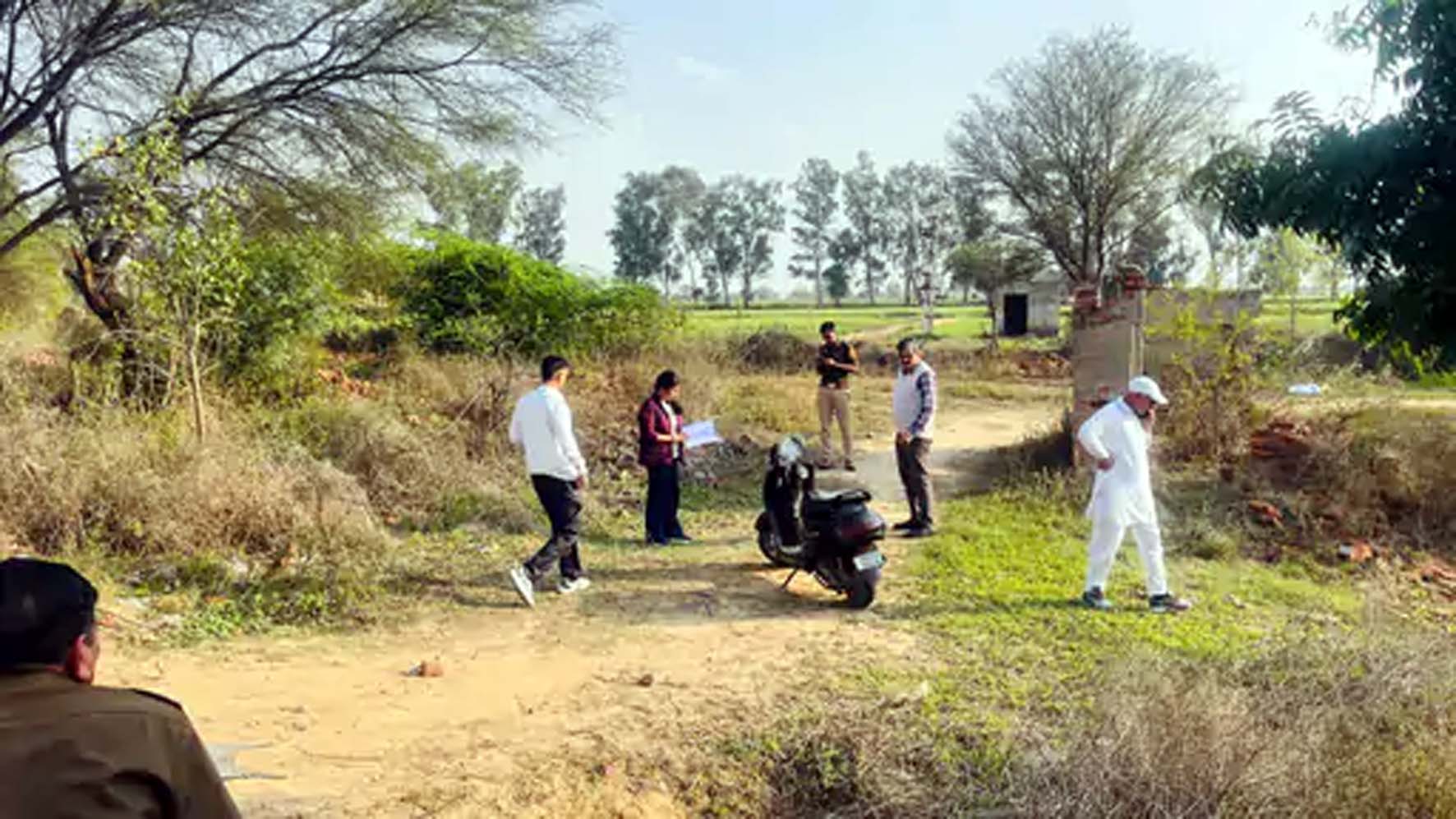 घटना के बाद मौके पर जांच करती पुलिस व पहुंचे अन्य लोग। घटना के बाद मौके पर जांच करती पुलिस व पहुंचे अन्य लोग।