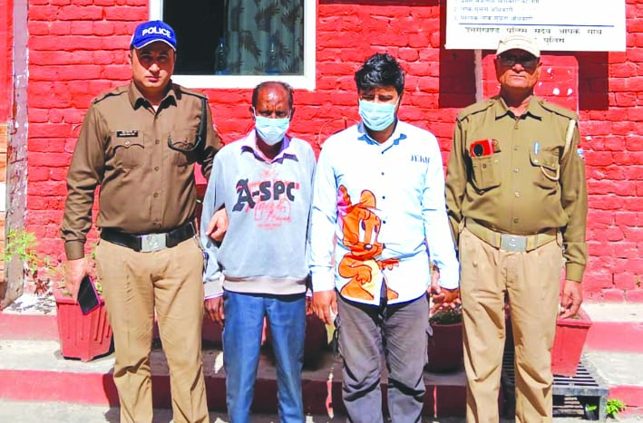 पुलिस गिरफ्त में आरोपित पुलिस गिरफ्त में आरोपित