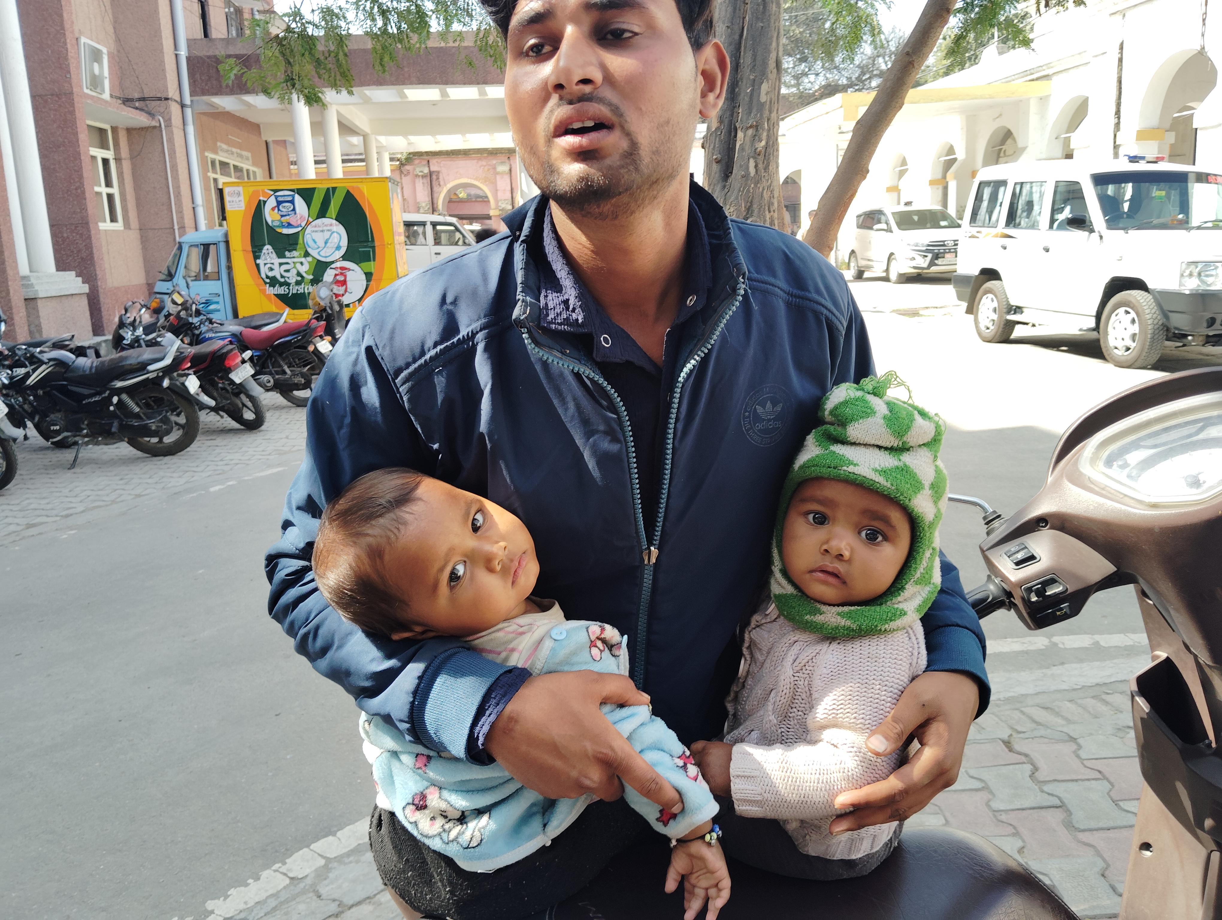 मासूम बच्चीयो के साथ पिता