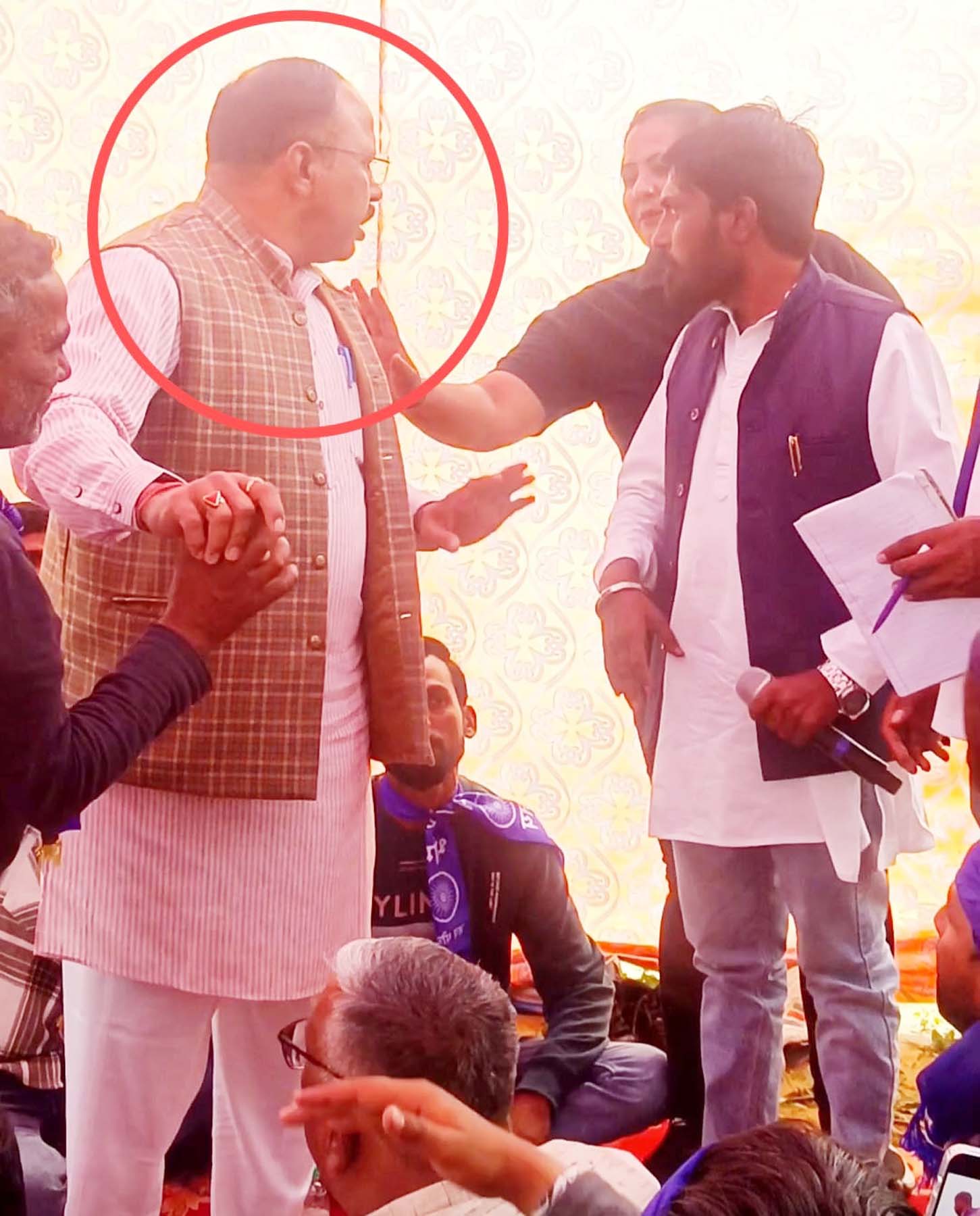गुरुग्राम के गांव कांकरोला में बाबा साहेब की प्रतिमा तोड़े जाने को लेकर महापंचायत में हंगामे की तस्वीर। भीम सेना प्रमुख सतपाल तंवर की ओर से उपलब्ध कराई गई तस्वीर को लेकर आरोप है कि भाजपा के दलित नेता उसने हाथापाई करने का प्रयास कर रहे हैं। गुरुग्राम के गांव कांकरोला में बाबा साहेब की प्रतिमा तोड़े जाने को लेकर महापंचायत में हंगामे की तस्वीर। भीम सेना प्रमुख सतपाल तंवर की ओर से उपलब्ध कराई गई तस्वीर को लेकर आरोप है कि भाजपा के दलित नेता उसने हाथापाई करने का प्रयास कर रहे हैं।
