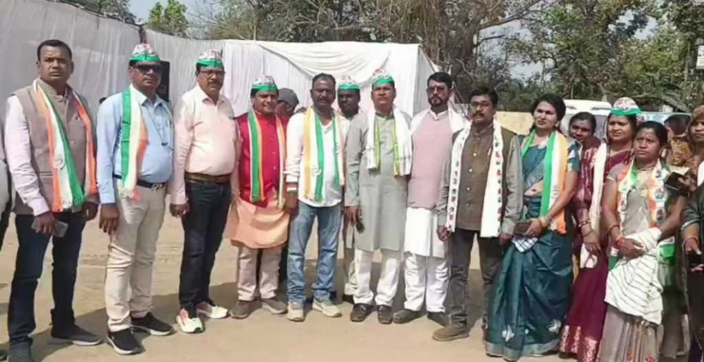 कोरबा : कांग्रेस पार्षदों ने मंच पर सांसद का छायाचित्र ना लगाने का आरोप लगा किया शपथ ग्रहण का बहिष्कार कोरबा : कांग्रेस पार्षदों ने मंच पर सांसद का छायाचित्र ना लगाने का आरोप लगा किया शपथ ग्रहण का बहिष्कार