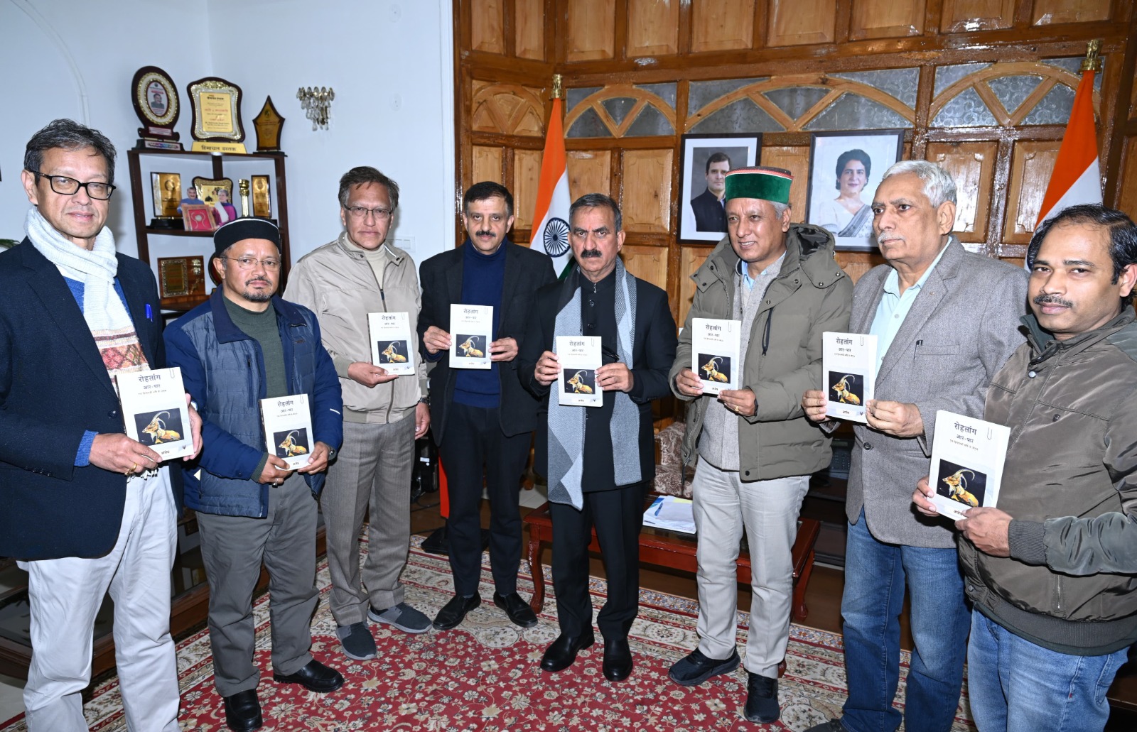 मुख्यमंत्री विमोचन करते हुए मुख्यमंत्री विमोचन करते हुए