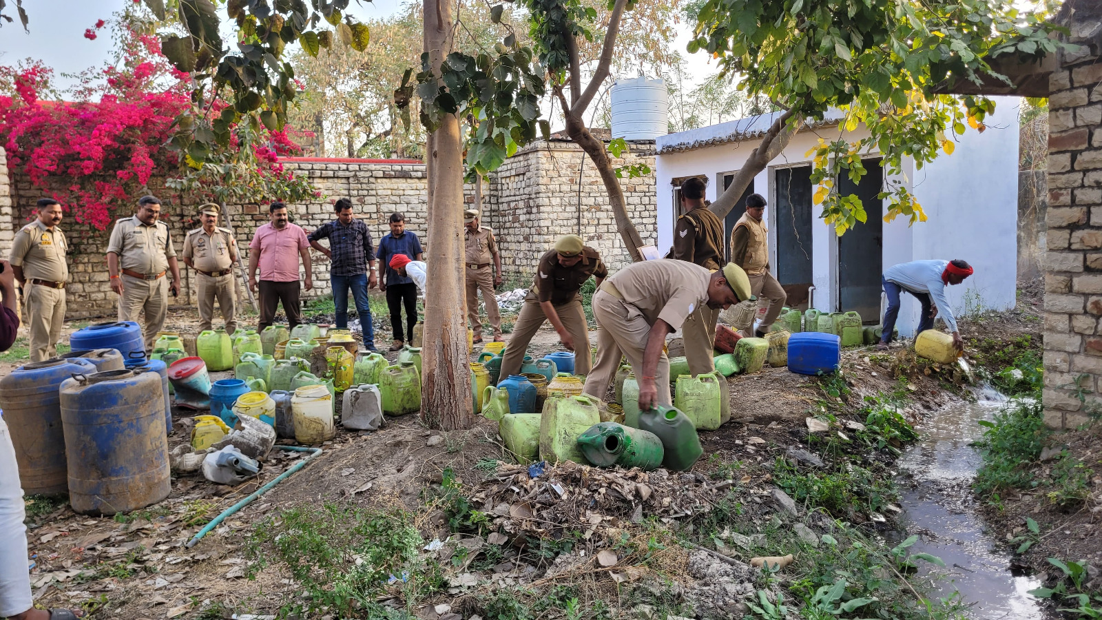 6094 लीटर अवैध शराब नष्ट, माफियाओं पर कसेगा कानून का शिकंजा! 6094 लीटर अवैध शराब नष्ट, माफियाओं पर कसेगा कानून का शिकंजा!