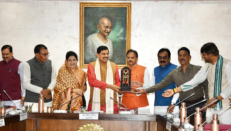 मंत्रीगण ने मुख्यमंत्री को भगवान श्री रामलला की प्रतिमा भेंट की मंत्रीगण ने मुख्यमंत्री को भगवान श्री रामलला की प्रतिमा भेंट की
