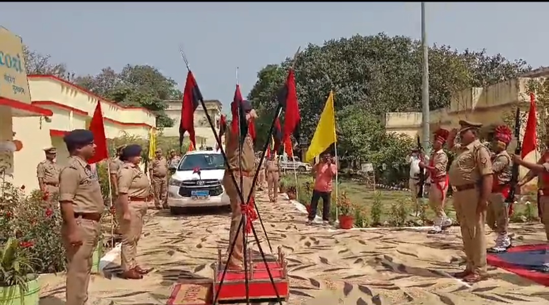 गॉड ऑफ़ ऑनर देते हुए पुलिसकर्मी
