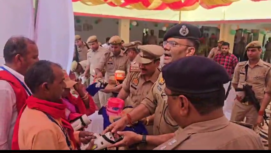 ग्राम चौकीदारों को टॉर्च टोपी इत्यादि वितरित करतेहुए