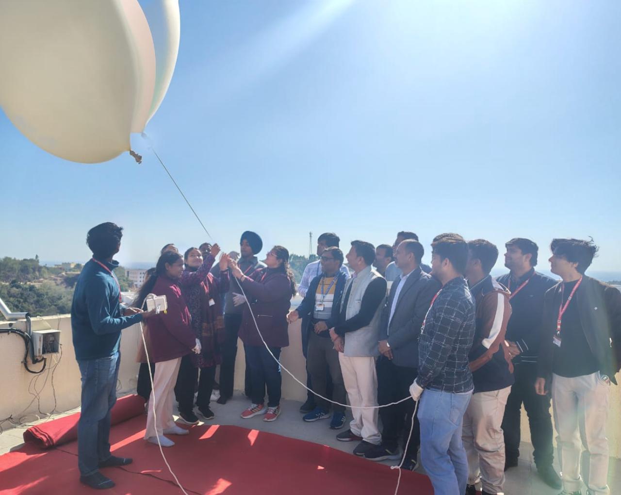 जम्मू केंद्रीय विश्वविद्यालय में तेरहवें रेडियोसॉन्ड का प्रक्षेपण रहा सफल जम्मू केंद्रीय विश्वविद्यालय में तेरहवें रेडियोसॉन्ड का प्रक्षेपण रहा सफल