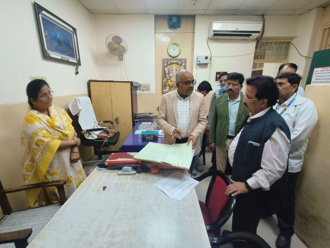 निरीक्षण करते जिलाधिकारी निरीक्षण करते जिलाधिकारी