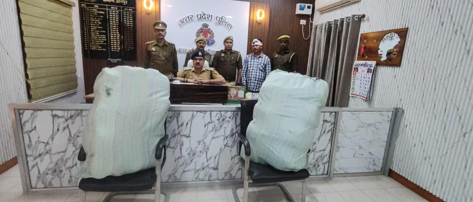 50 किलो गाजा के साथ एक गिरफ्तार, कार भी बरामद , आरोपी पुलिस अभिरक्षा में बरामद गाजा 50 किलो गाजा के साथ एक गिरफ्तार, कार भी बरामद , आरोपी पुलिस अभिरक्षा में बरामद गाजा