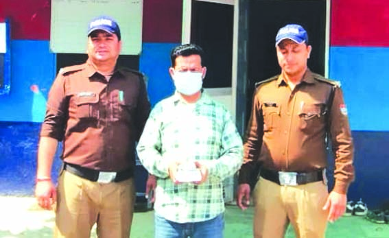 पुलिस गिरफ्त में आरोपित पुलिस गिरफ्त में आरोपित