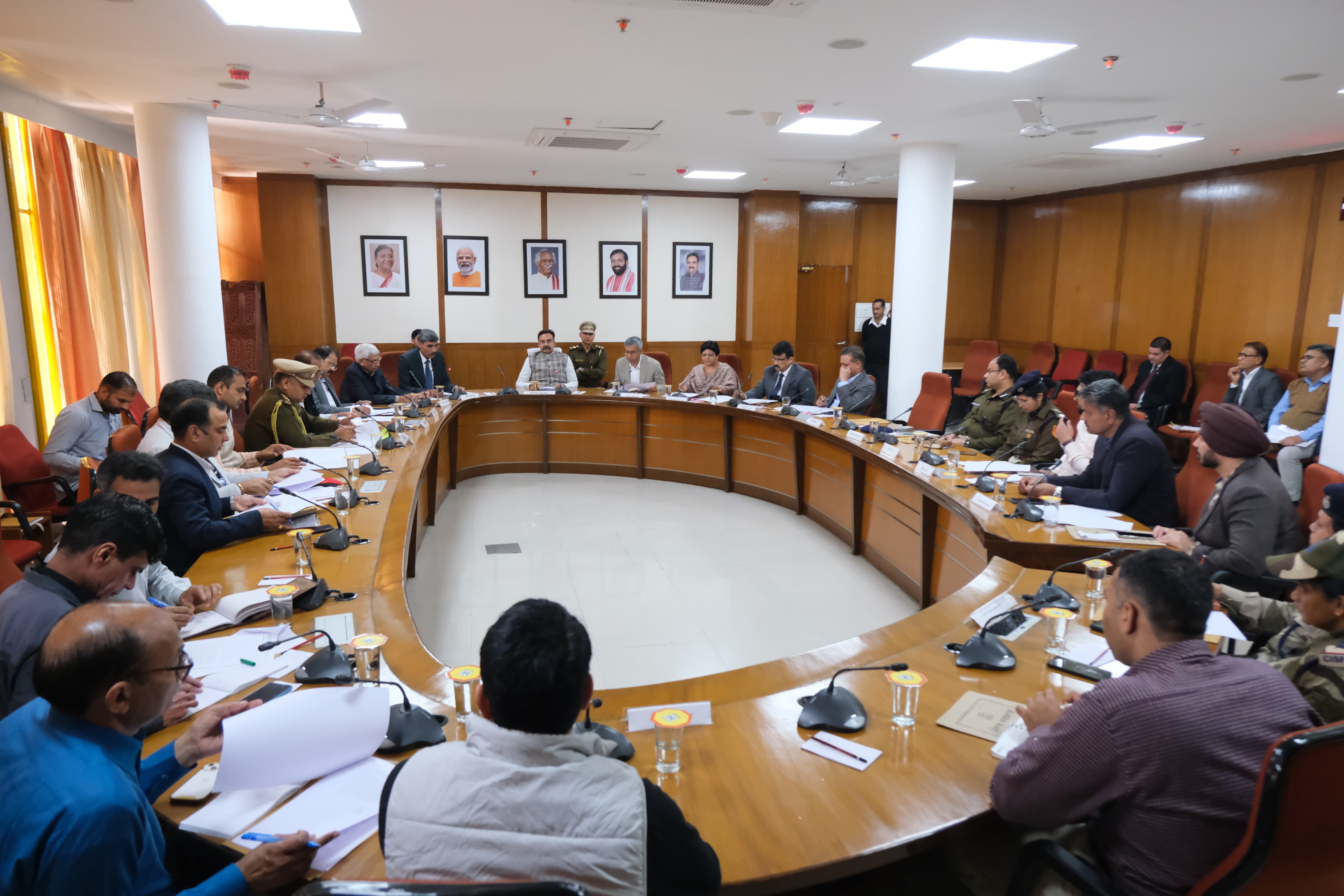 हरियाणा विधानसभा के स्पीकर हरविंद्र कल्याण अधिकारियाें की बैठक लेते हुए हरियाणा विधानसभा के स्पीकर हरविंद्र कल्याण अधिकारियाें की बैठक लेते हुए