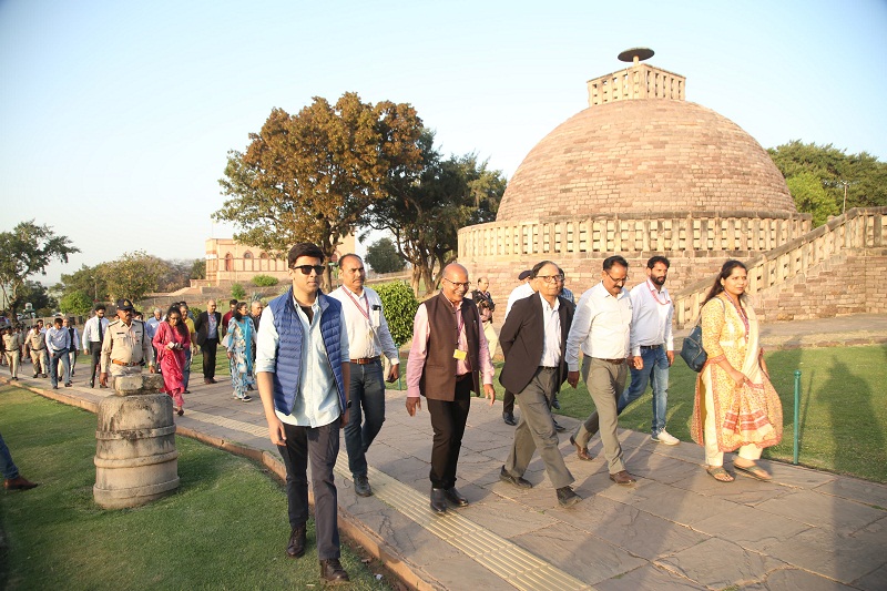 सोलहवें वित्त आयोग के अध्यक्ष एवं सदस्यों ने किया सांची स्तूप और उदयगिरि का भ्रमण सोलहवें वित्त आयोग के अध्यक्ष एवं सदस्यों ने किया सांची स्तूप और उदयगिरि का भ्रमण