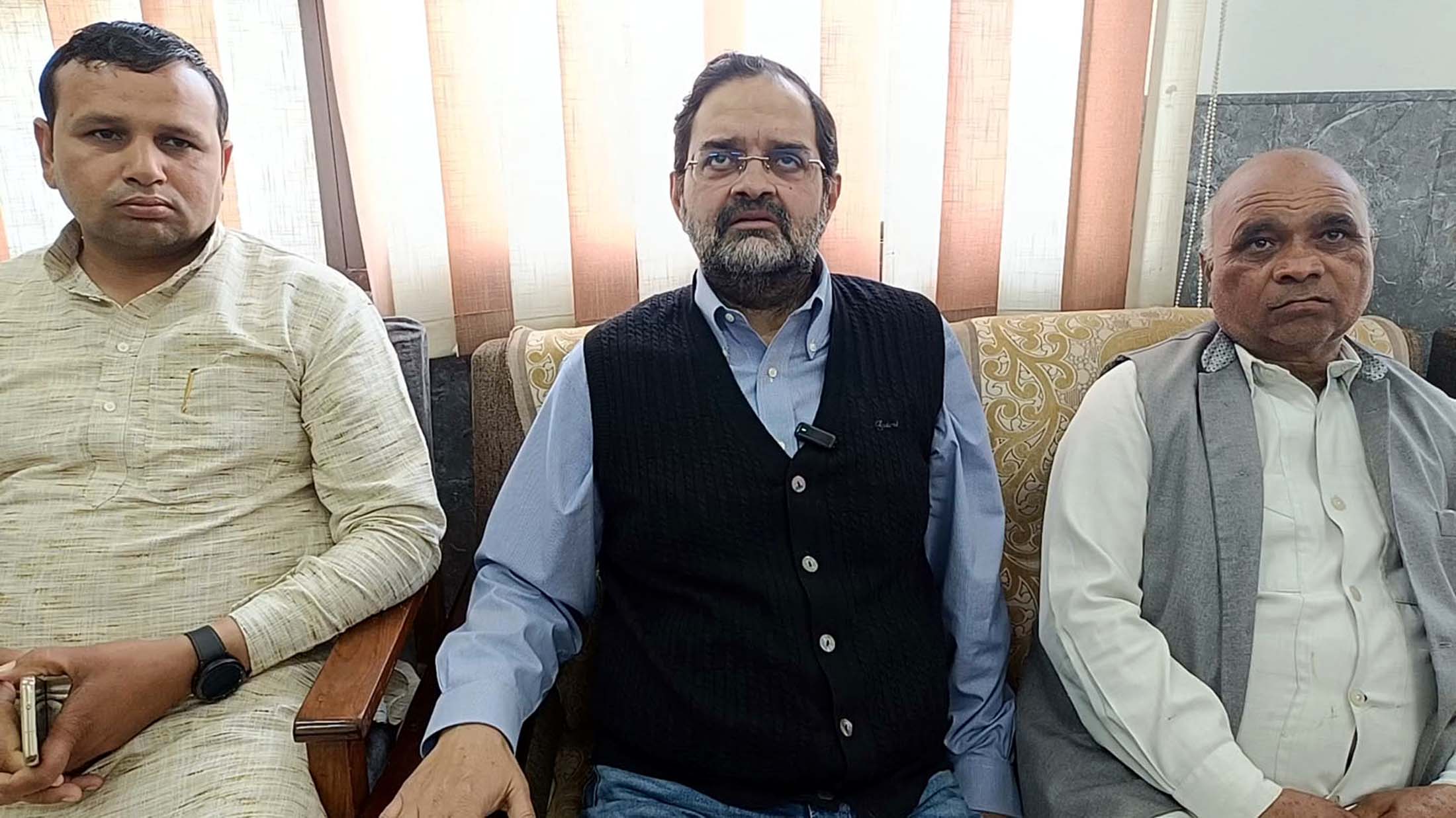 पत्रकारों से बातचीत करते हुए पूर्व सांसद एवं कांग्रेस नेता बृजेंद्र सिंह। पत्रकारों से बातचीत करते हुए पूर्व सांसद एवं कांग्रेस नेता बृजेंद्र सिंह।
