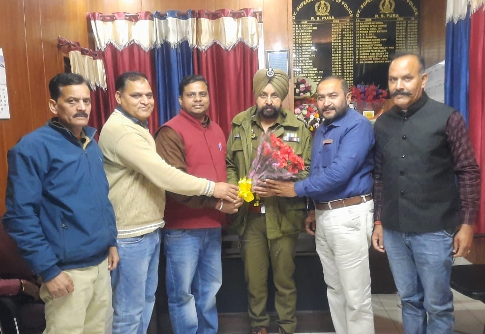 एनजीओ एंटी क्राइम ने एसडीपीओ से की मुलाकात, नशे और अपराधों पर चर्चा एनजीओ एंटी क्राइम ने एसडीपीओ से की मुलाकात, नशे और अपराधों पर चर्चा
