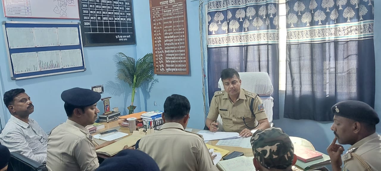 समीक्षा करते एसपी समीक्षा करते एसपी