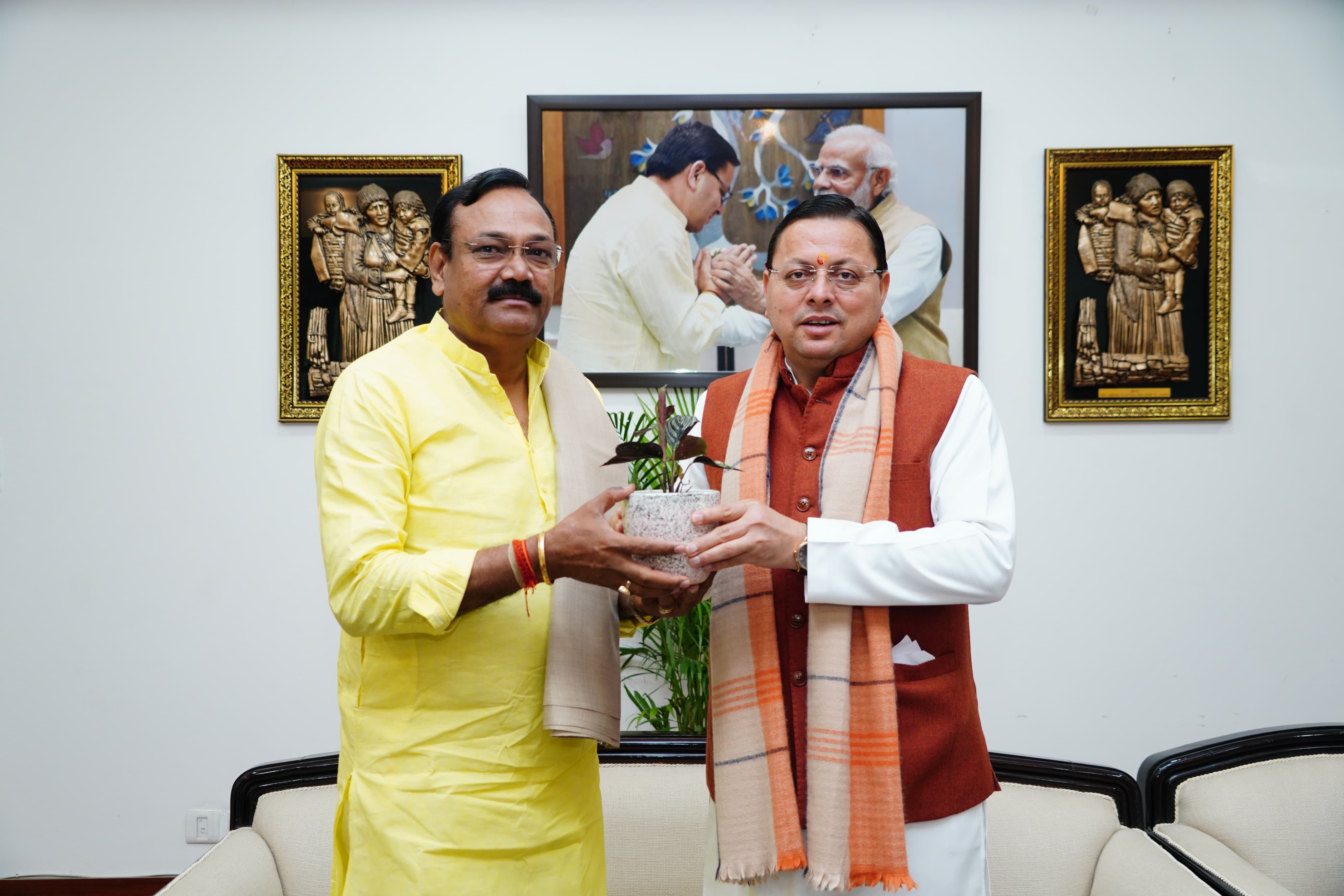 भाजपा किसान मोर्चा के  राष्ट्रीय अध्यक्ष राजकुमार चाहर मुख्यमंत्री आवास में मुख्यमंत्री पुष्कर सिंह धामी से  भेंट करते।