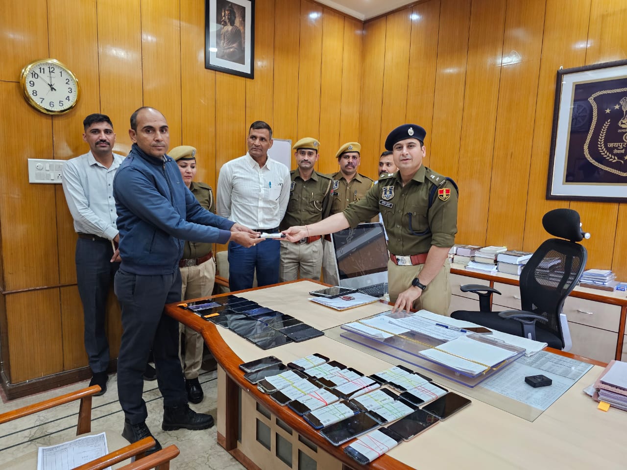 ऑपरेशन साइबर शील्ड अभियानः 35.70 लाख रुपए के 119 मोबाइल फोन रिकवर कर पहुंचाए मालिकों तक ऑपरेशन साइबर शील्ड अभियानः 35.70 लाख रुपए के 119 मोबाइल फोन रिकवर कर पहुंचाए मालिकों तक