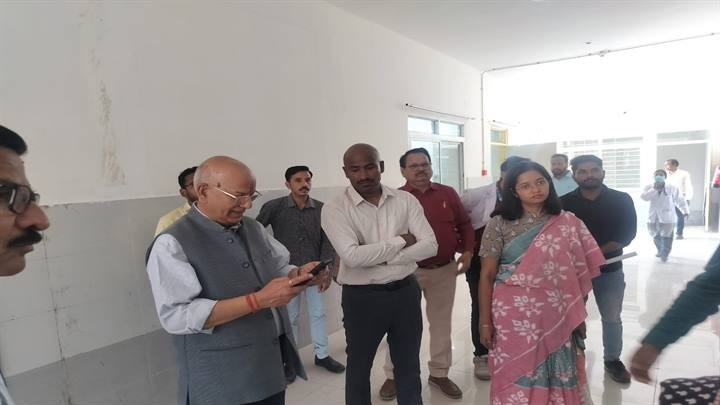 सीहोरः वित्त आयोग के सदस्य एएन झा ने बुधनी सिविल अस्पताल का किया निरीक्षण सीहोरः वित्त आयोग के सदस्य एएन झा ने बुधनी सिविल अस्पताल का किया निरीक्षण