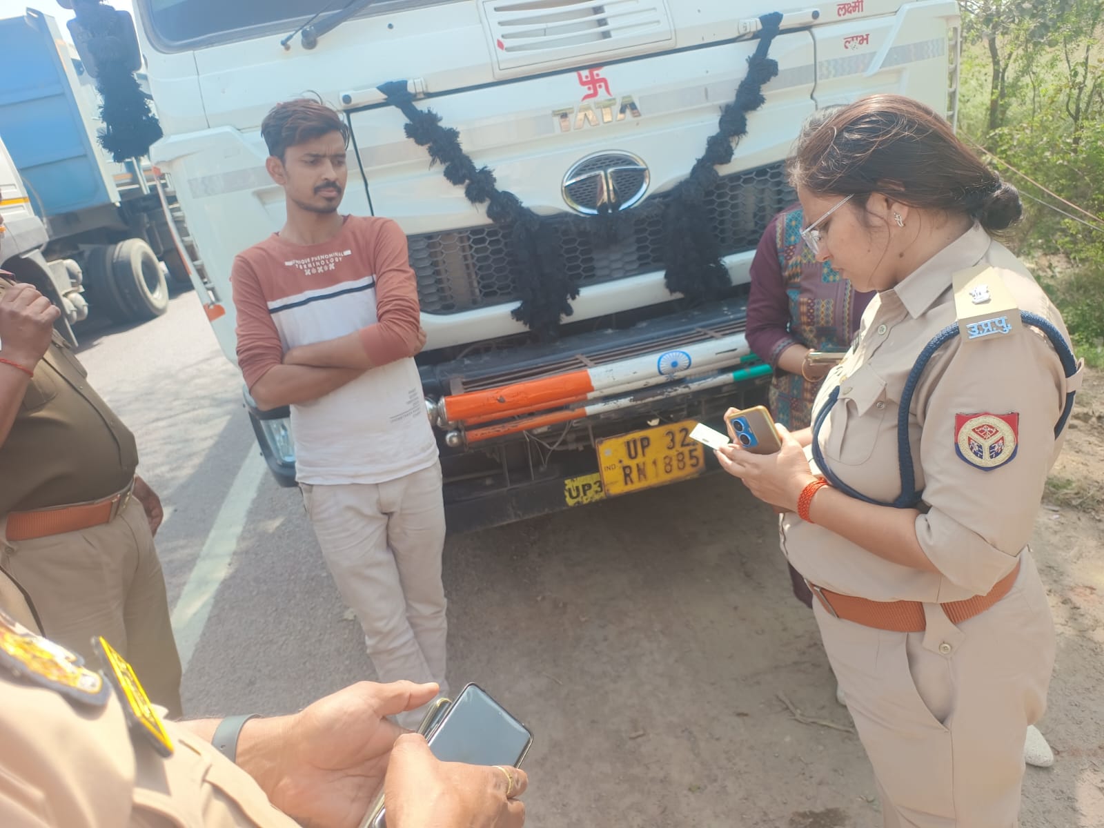 कार्रवाई करते हुए यातायात पुलिसकर्मी कार्रवाई करते हुए यातायात पुलिसकर्मी
