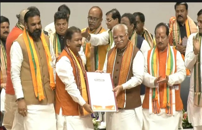 मनोहर लाल खट्टर दिलीप जयसवाल को बिहार भाजपा के अध्यक पद पर मोनित करते मनोहर लाल खट्टर दिलीप जयसवाल को बिहार भाजपा के अध्यक पद पर मोनित करते