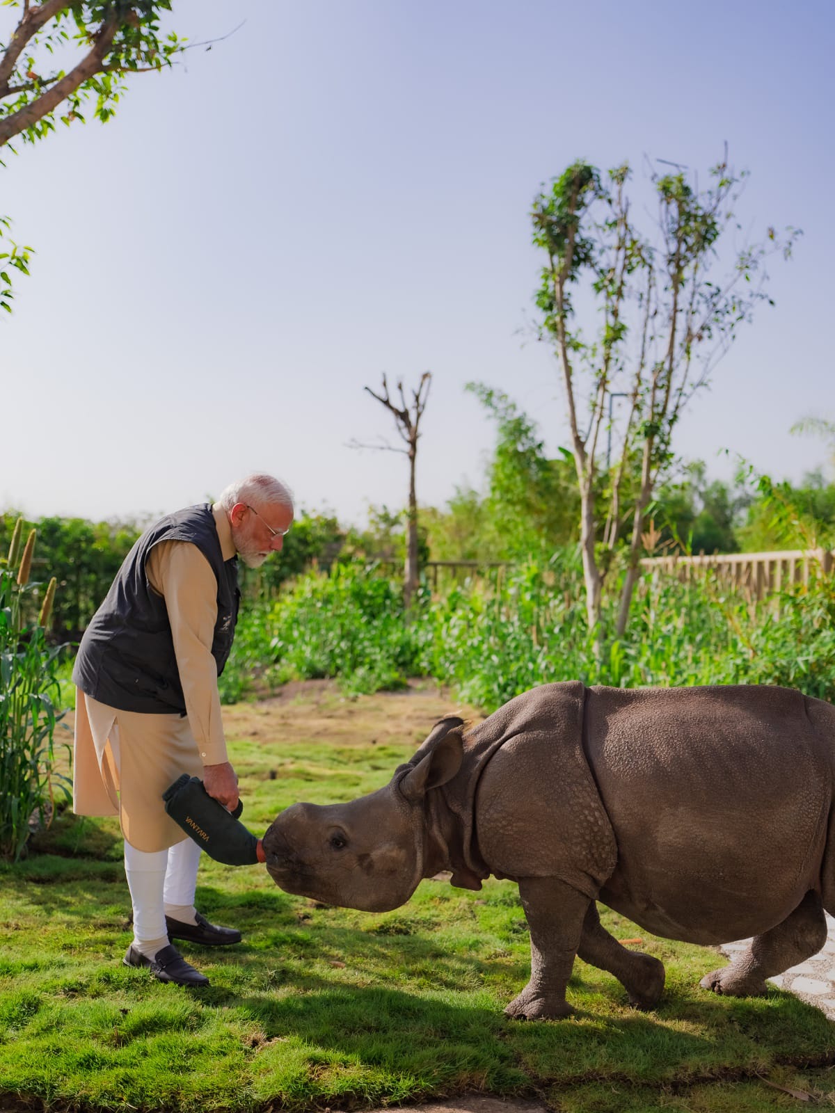 वनतारा में गैंडे के बच्चे के साथ प्रधानमंत्री नरेन्द्र मोदी।