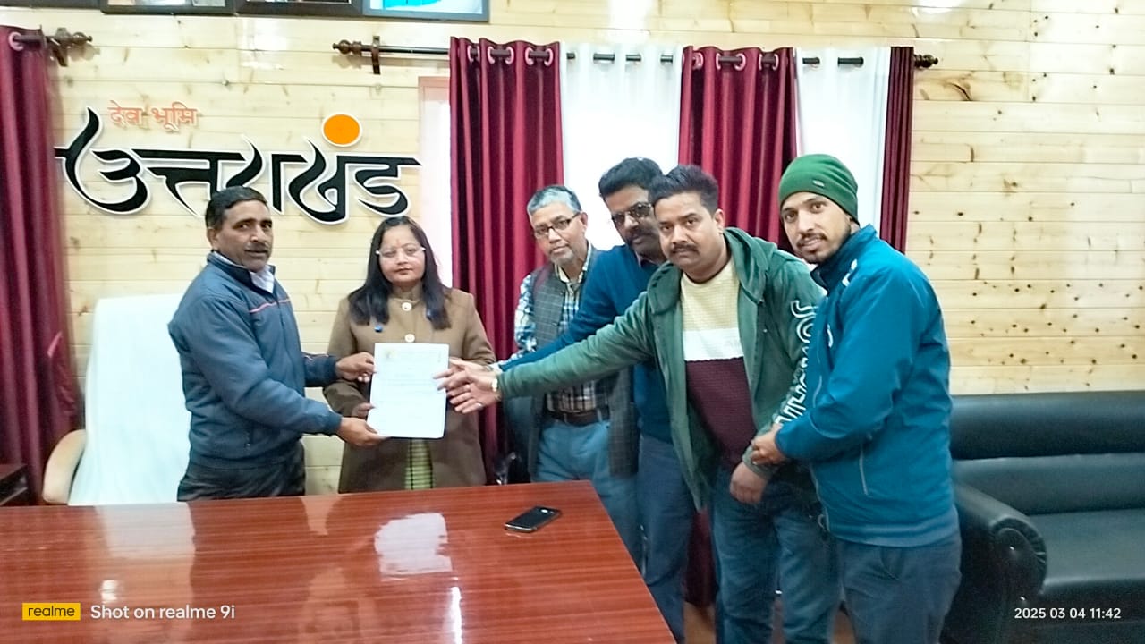ज्ञापन देते पत्रकार ज्ञापन देते पत्रकार