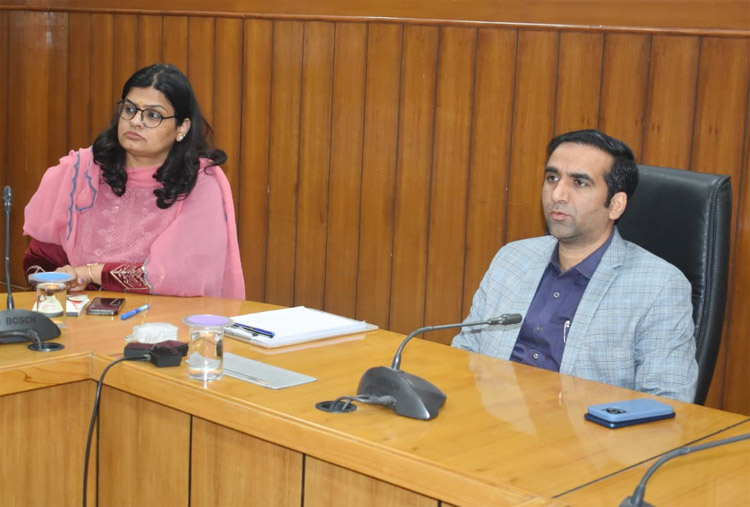 सोनीपत: उपायुक्त डा. मनोज कुमार प्रथम तल कांफ्रेस हॉल में रेंडमाइजेशन की प्रक्रिया के लिए अधिकारियेंा की बैठक में। सोनीपत: उपायुक्त डा. मनोज कुमार प्रथम तल कांफ्रेस हॉल में रेंडमाइजेशन की प्रक्रिया के लिए अधिकारियेंा की बैठक में।