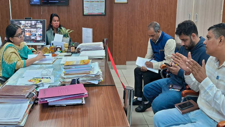 सोनीपत: एसडीएम गोहाना आईएएस अंजलि श्रोत्रिया राजस्व, लोक निर्माण और पंचायत विभाग के अधिकारियों की बैठक करते हुए। सोनीपत: एसडीएम गोहाना आईएएस अंजलि श्रोत्रिया राजस्व, लोक निर्माण और पंचायत विभाग के अधिकारियों की बैठक करते हुए।