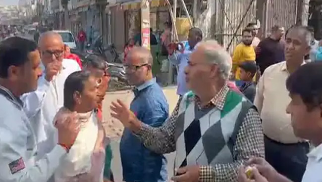 सोनीपत: सारंग रोड स्थित भीम नगर वार्ड नंबर 11 के निवासियों का पानी की समस्या को लेकर रोष प्रदर्शन सोनीपत: सारंग रोड स्थित भीम नगर वार्ड नंबर 11 के निवासियों का पानी की समस्या को लेकर रोष प्रदर्शन
