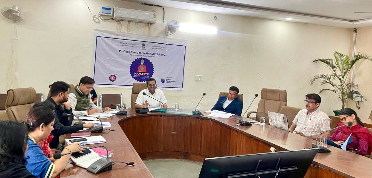 एडिशनल कमिश्रर गौरव आंतिल बैठक लेते हुए एडिशनल कमिश्रर गौरव आंतिल बैठक लेते हुए