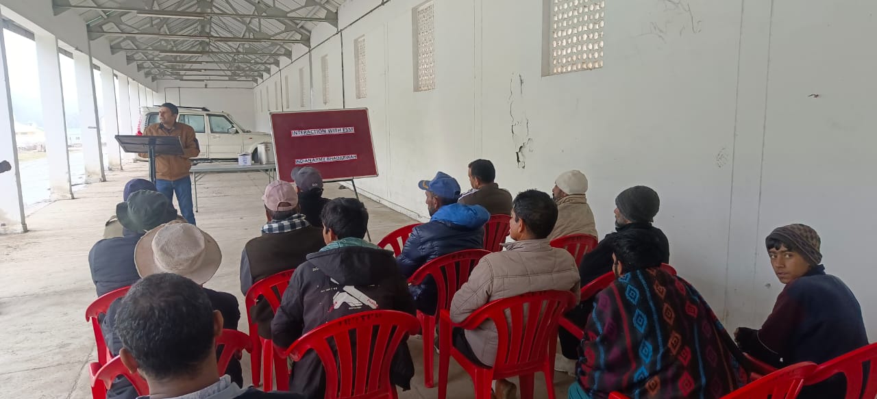 पूर्व सैनिकों के साथ बैठक कर जानी उनकी समस्याएं पूर्व सैनिकों के साथ बैठक कर जानी उनकी समस्याएं