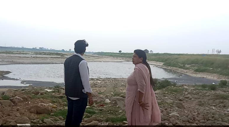 यमुना नदी किनारे अवैध खनन न हो इसकी मॉनिटरिंग करती जिला खनन अधिकारी कमलेश बिधलान। यमुना नदी किनारे अवैध खनन न हो इसकी मॉनिटरिंग करती जिला खनन अधिकारी कमलेश बिधलान।