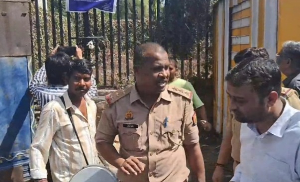 मुनादी कराकर संपत्ति कुर्क कराता प्रशासन मुनादी कराकर संपत्ति कुर्क कराता प्रशासन