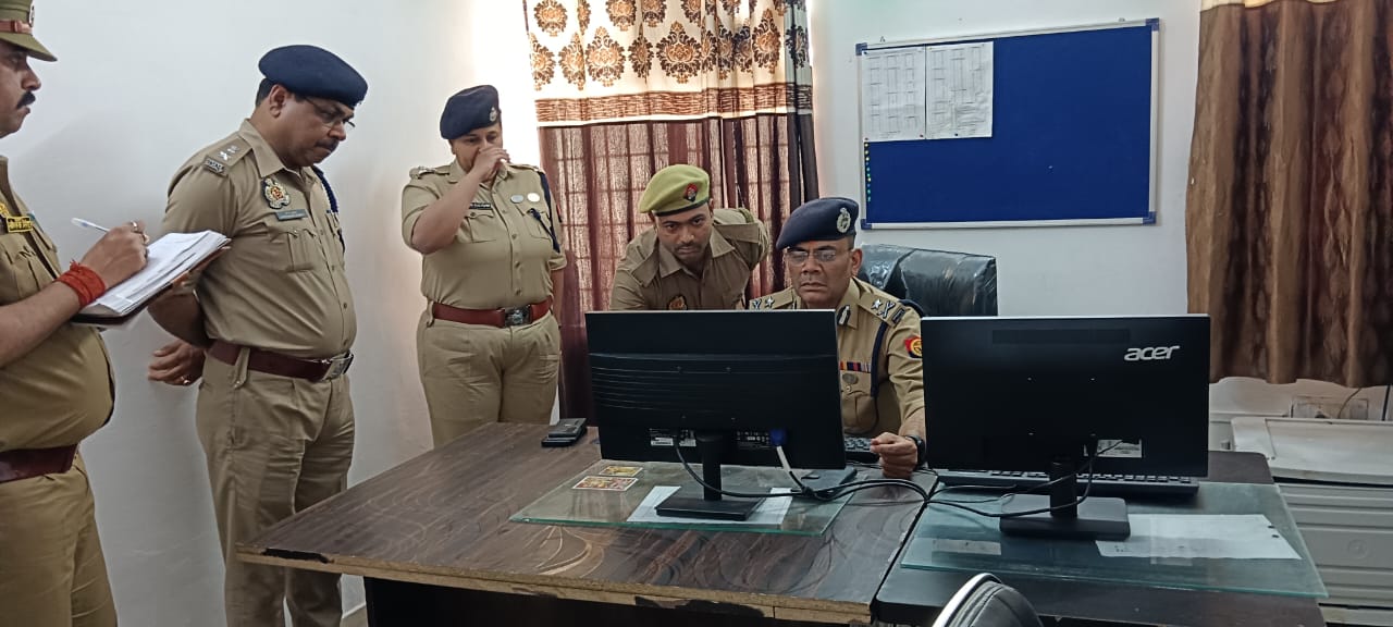 कंप्यूटर पर फाइलों का निरीक्षण करते हुए