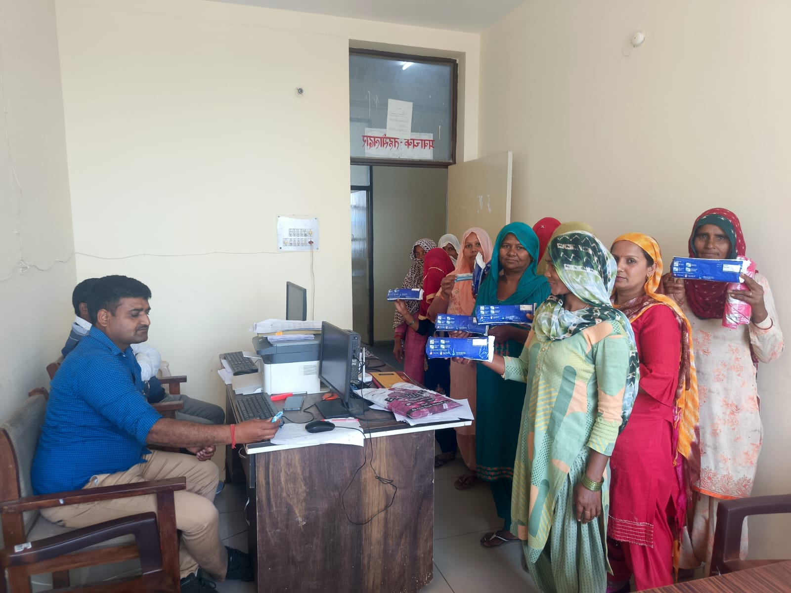 महिला एवं बाल विकास विभाग में पहुंची महिलाएं। महिला एवं बाल विकास विभाग में पहुंची महिलाएं।