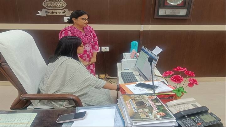 ग्वालियरः कलेक्टर ने अपने कार्यालय से प्रारंभ की ई-ऑफिस प्रणाली ग्वालियरः कलेक्टर ने अपने कार्यालय से प्रारंभ की ई-ऑफिस प्रणाली