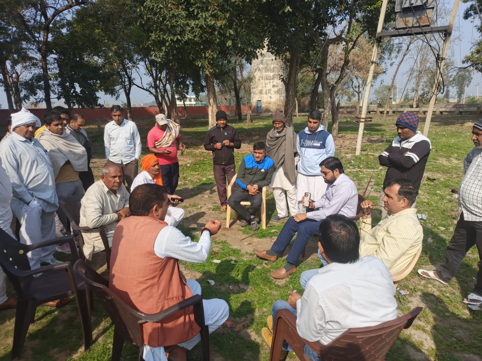 जलघर में पहुंचे ग्रामीणों की समस्या सुनते अधिकारी। जलघर में पहुंचे ग्रामीणों की समस्या सुनते अधिकारी।