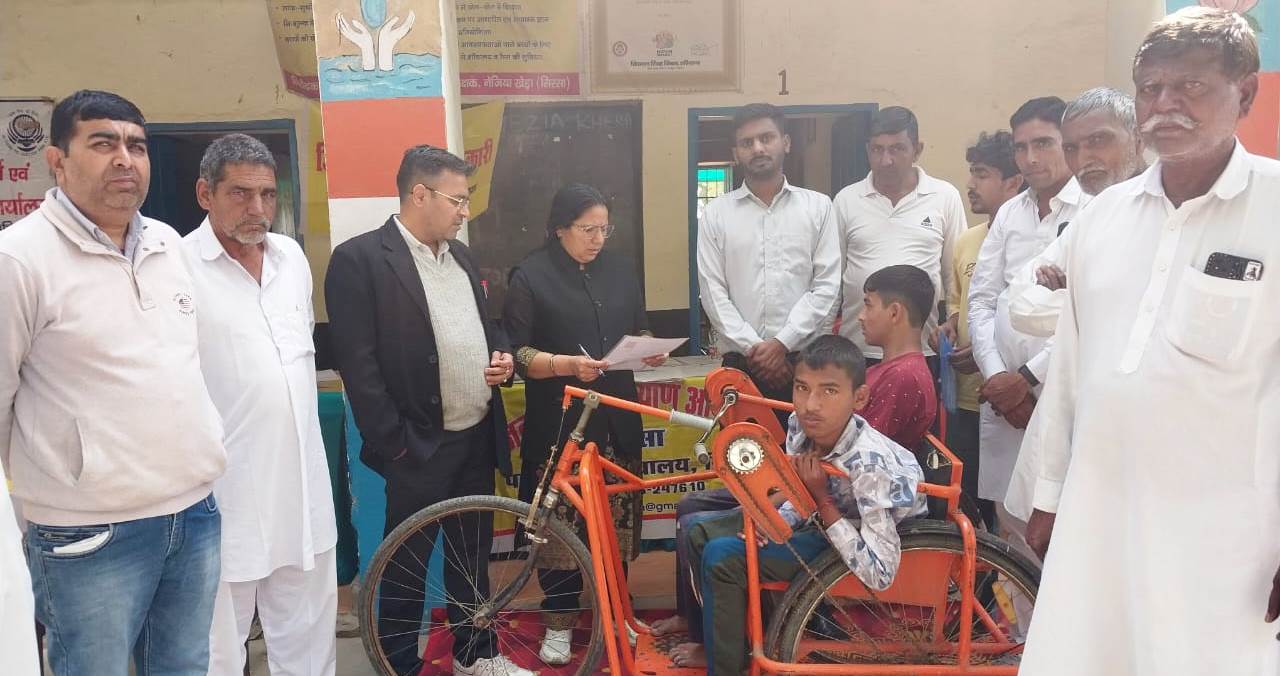 कैंप में ग्रामीणों को मुफ्त कानूनी सहायता की जानकारी देते अधिवक्ता। कैंप में ग्रामीणों को मुफ्त कानूनी सहायता की जानकारी देते अधिवक्ता।