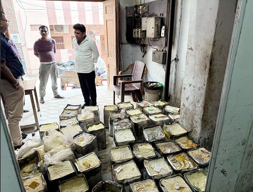 कोल्ड स्टोर में निरीक्षण एवं न्यूनीकरण की कार्यवाही में 1160 किलो मावा नष्ट करवाया कोल्ड स्टोर में निरीक्षण एवं न्यूनीकरण की कार्यवाही में 1160 किलो मावा नष्ट करवाया