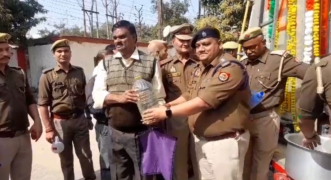 गंगाजल देते सीएफओ दीपक शर्मा गंगाजल देते सीएफओ दीपक शर्मा