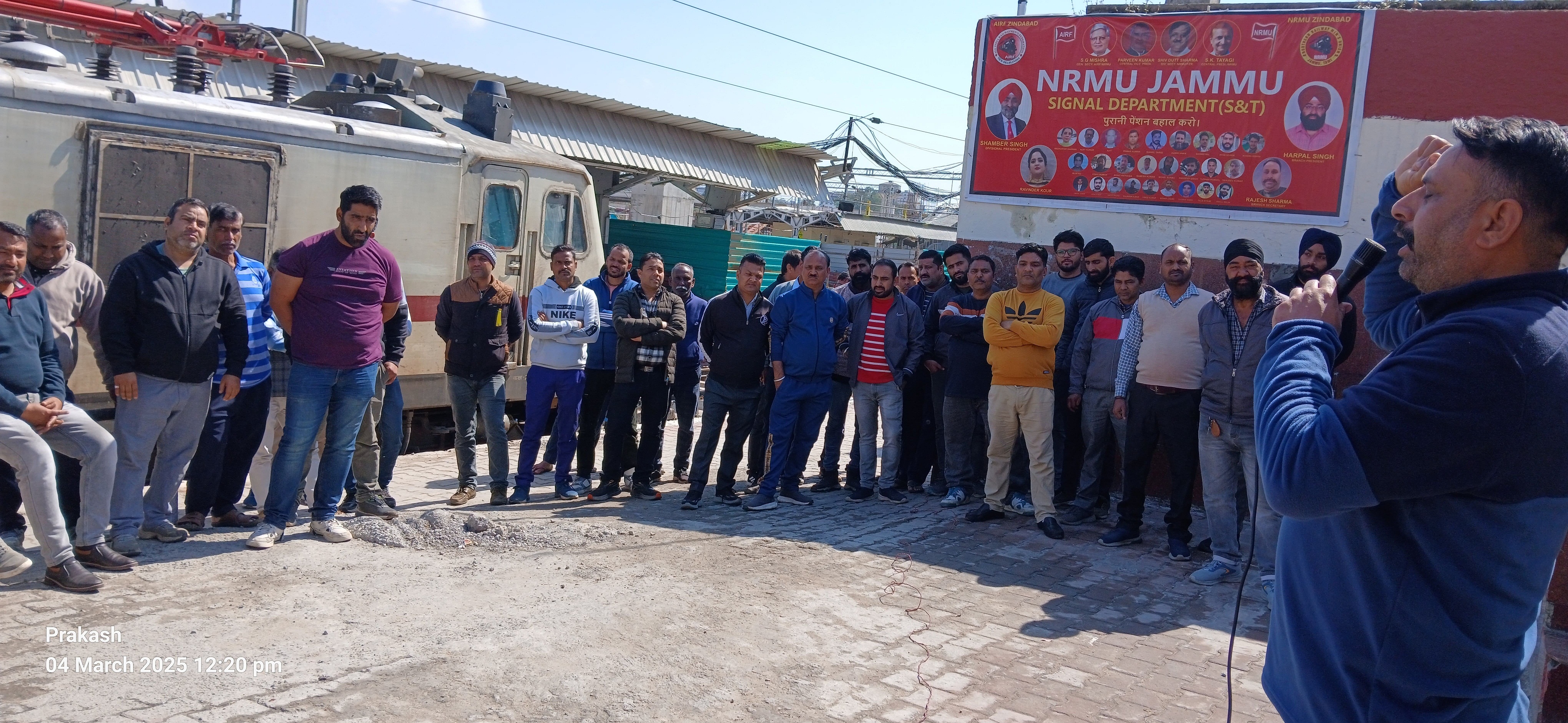 रेल प्रशासन कर्मचारियों के हितों के साथ कर रहा खिलवाड़: एनआरएमयू