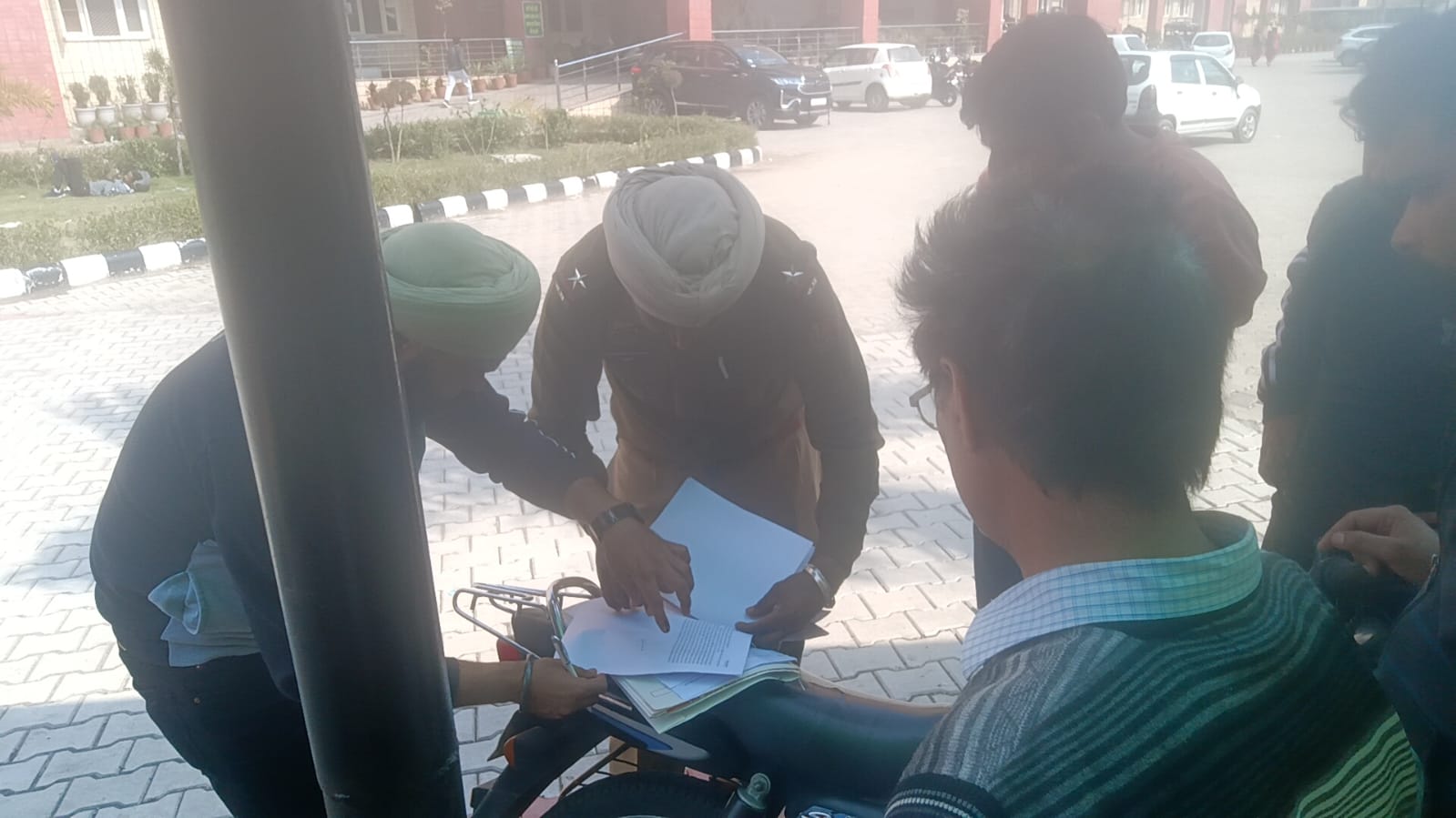 शव का पोस्टमार्टम कराते हुए परिजन शव का पोस्टमार्टम कराते हुए परिजन