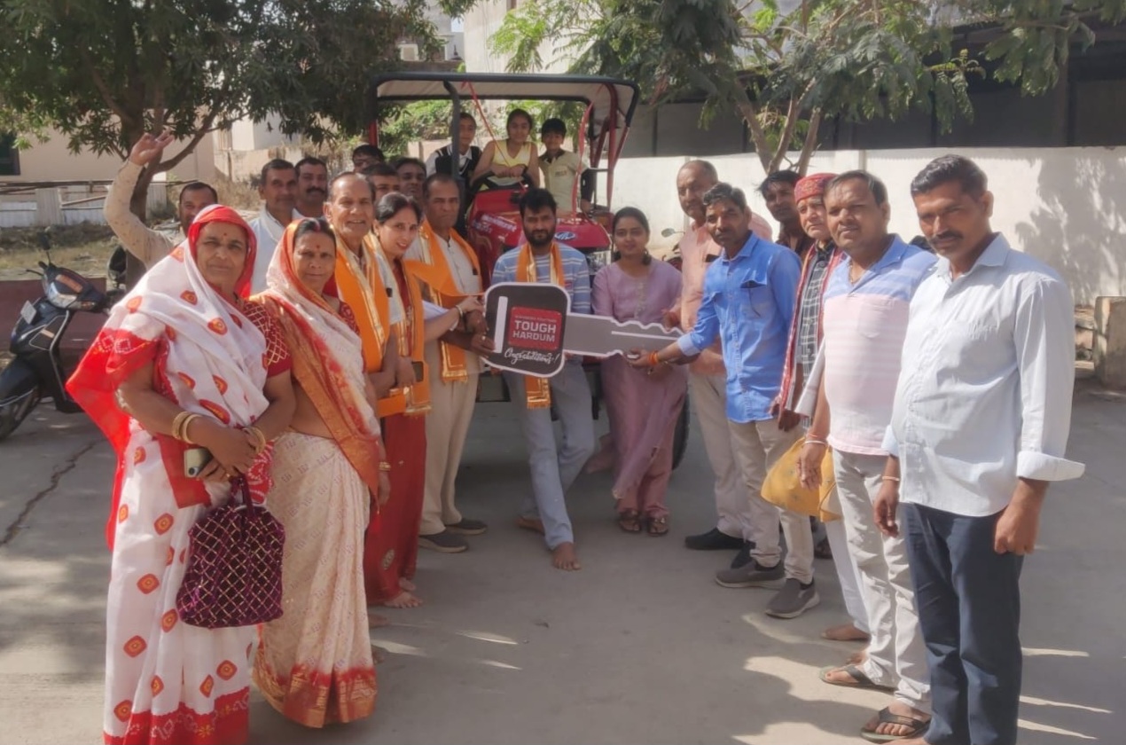 चित्तौड़गढ़ जिले के सांवलियाजी मंदिर में मंगलवार को ट्रैक्टर भेंट करते श्रद्धालु परिवार। चित्तौड़गढ़ जिले के सांवलियाजी मंदिर में मंगलवार को ट्रैक्टर भेंट करते श्रद्धालु परिवार।