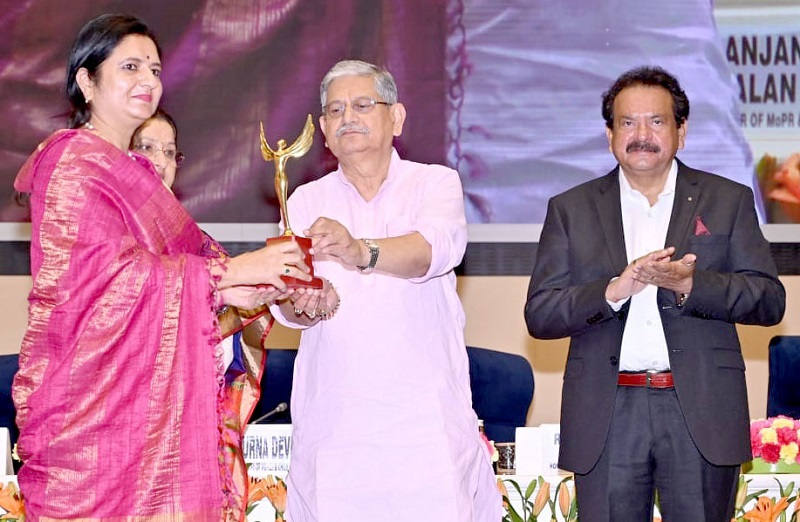 सिंगरौली जिला पंचायत उपाध्यक्ष अर्चना सिंह को सम्मानित करते हुए केन्द्रीय मंत्री राजीव रंजन