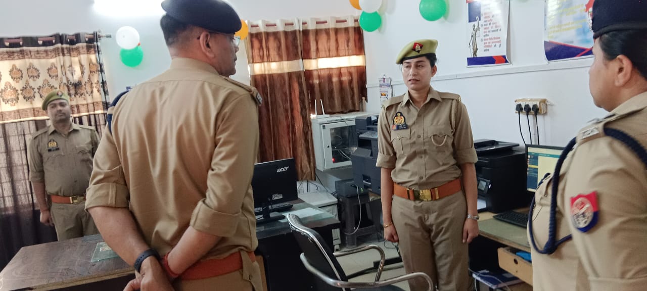 महिला कांस्टेबल से पूछताछ करते हुए आईजी महिला कांस्टेबल से पूछताछ करते हुए आईजी