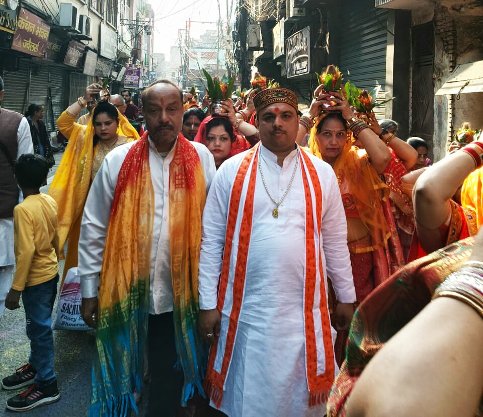 श्री सीताराम मंदिर गुजराती मोहल्ला में सात दिवसीय श्रीमद्भागवत कथा के शुभारंभ पर निकलती कलश यात्रा। श्री सीताराम मंदिर गुजराती मोहल्ला में सात दिवसीय श्रीमद्भागवत कथा के शुभारंभ पर निकलती कलश यात्रा।