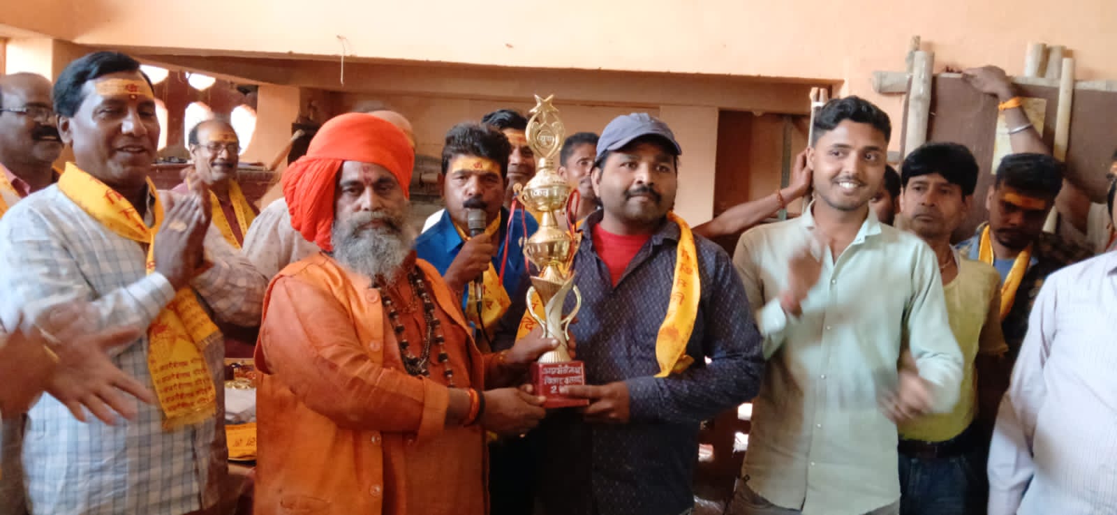 पुरस्कृत करते अतिथि पुरस्कृत करते अतिथि