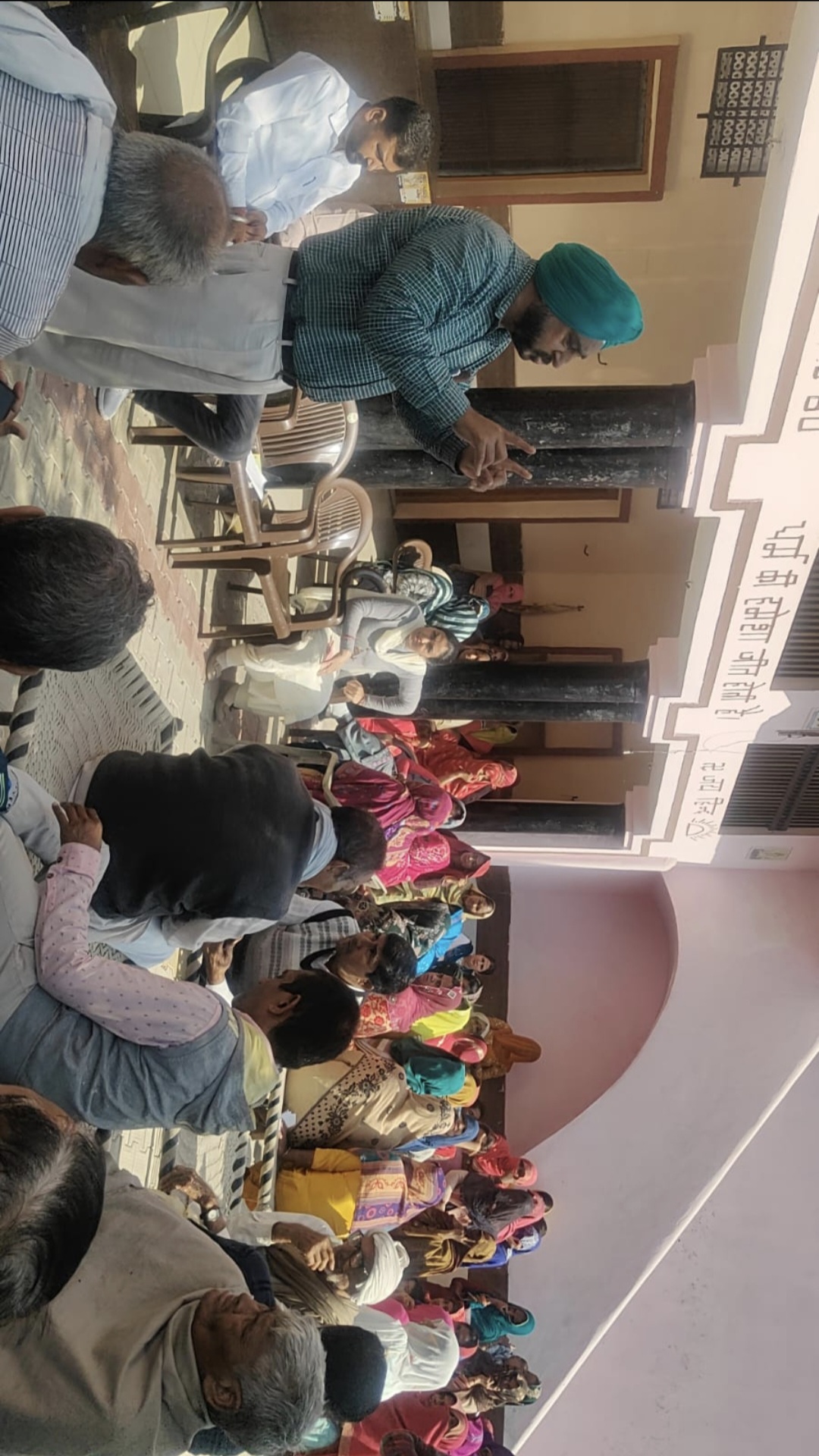कैथल के गांव खानपुर में ग्रामीणों को संबाेधित करते शिक्षा विभाग के अधिकारी कैथल के गांव खानपुर में ग्रामीणों को संबाेधित करते शिक्षा विभाग के अधिकारी