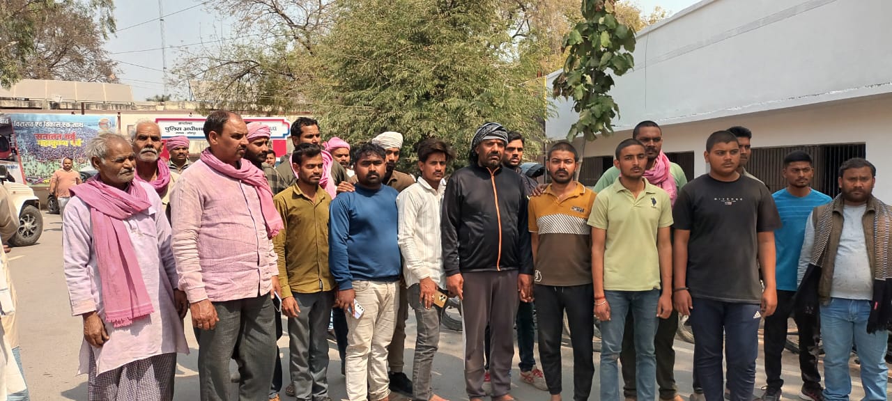 सपा बूथ अध्यक्ष की हत्या को लेकर ग्रामीणों परिजनों ने किया पुलिस अधीक्षक कार्यालय का घेराव ,करते ग्रामीण सपा बूथ अध्यक्ष की हत्या को लेकर ग्रामीणों परिजनों ने किया पुलिस अधीक्षक कार्यालय का घेराव ,करते ग्रामीण
